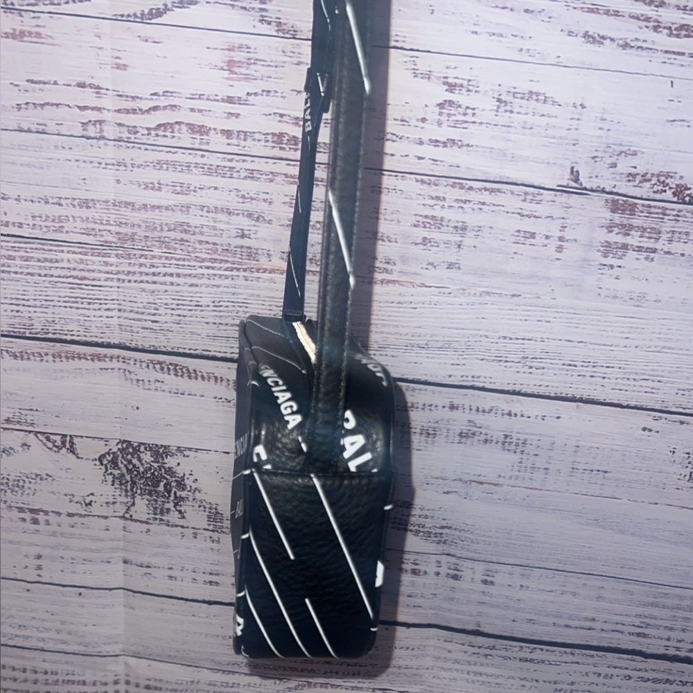 Balenciaga Everyday Logo Print Camera Bag - Picture 6 of 12